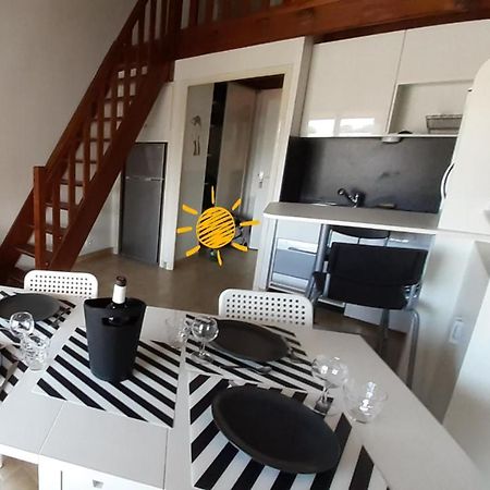 Appartement terrasse vue mer, plage gorguette à 1 minute à pied, wifi,clim, parking clos privatif Sanary-sur-Mer Esterno foto